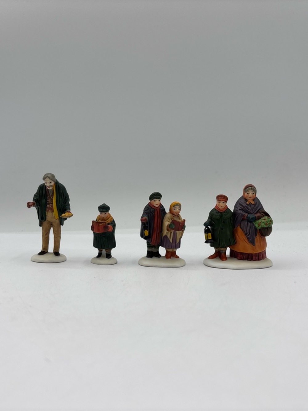 Department 56 1990 Vintage HVC Carolers On‎ The Doorstep Set Of 4 5570-0 Retired